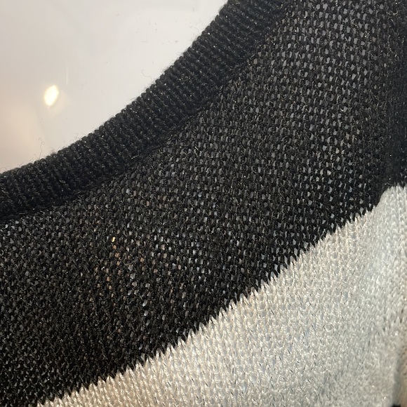 Black and white chevron sweater - Picture 3 of 3